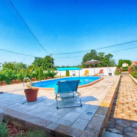 Holiday home Mit Privatpool Fuer 6 Personen Ca 100 Qm In Hreljici, Istrien Bucht Von Rasa