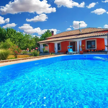 Mit Privatpool Fuer 6 Personen Ca 100 Qm In Hreljici, Istrien Bucht Von Rasa Holiday home *